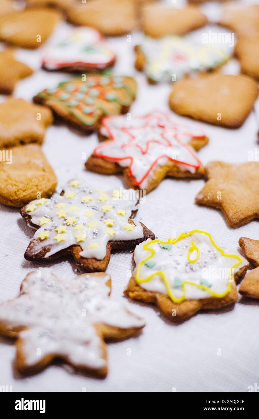 Köstlichen handgemachten Pfefferkuchen auf grauem Papier Stockfoto