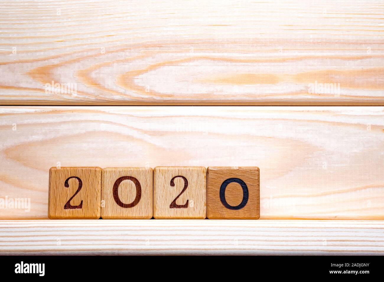 2020 Neue Jahr Grußkartenvorlage, 2020 auf Holz Würfel auf Holz Tisch, Banner mit Kopie Platz für Text. Platz kopieren Stockfoto