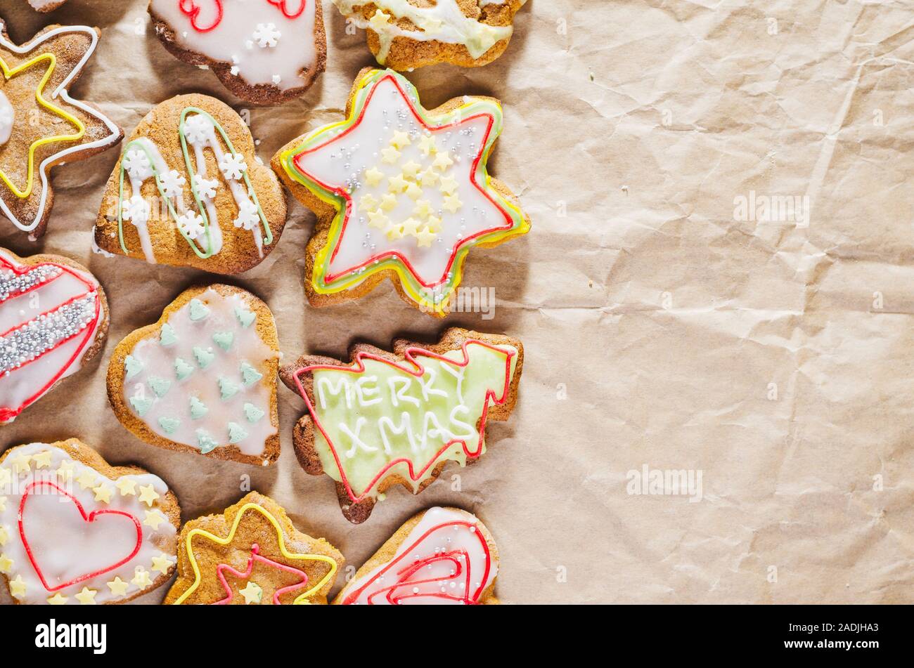 Köstlichen handgemachten Pfefferkuchen auf grauem Papier Stockfoto