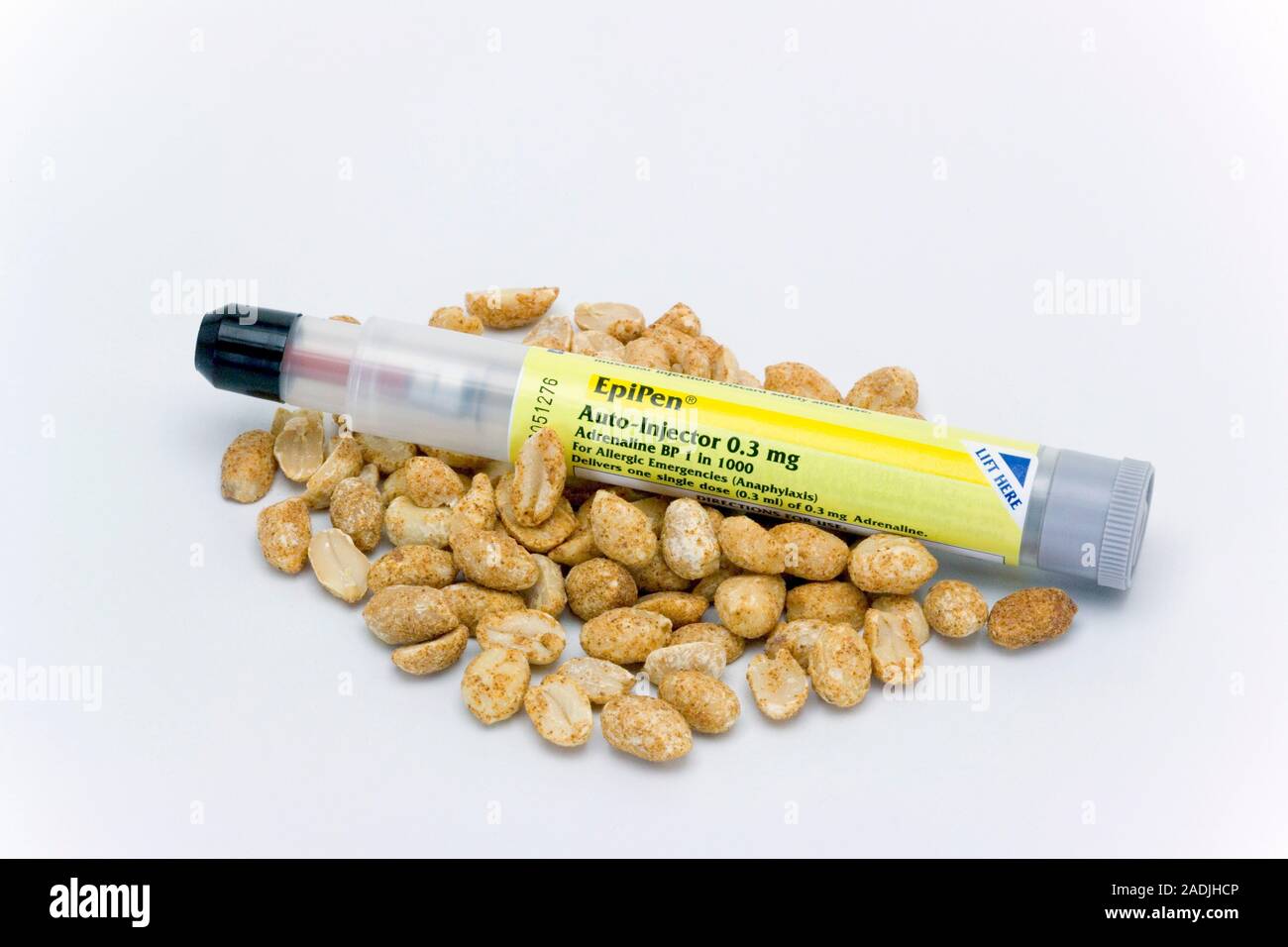 EpiPen und Erdnüsse. EpiPen Adrenalin Spritze für die Notfallbehandlung anaphylaktischer  Schock, sitzt auf einem Haufen von Trocken - geröstete Erdnüsse. Anaphy  Stockfotografie - Alamy