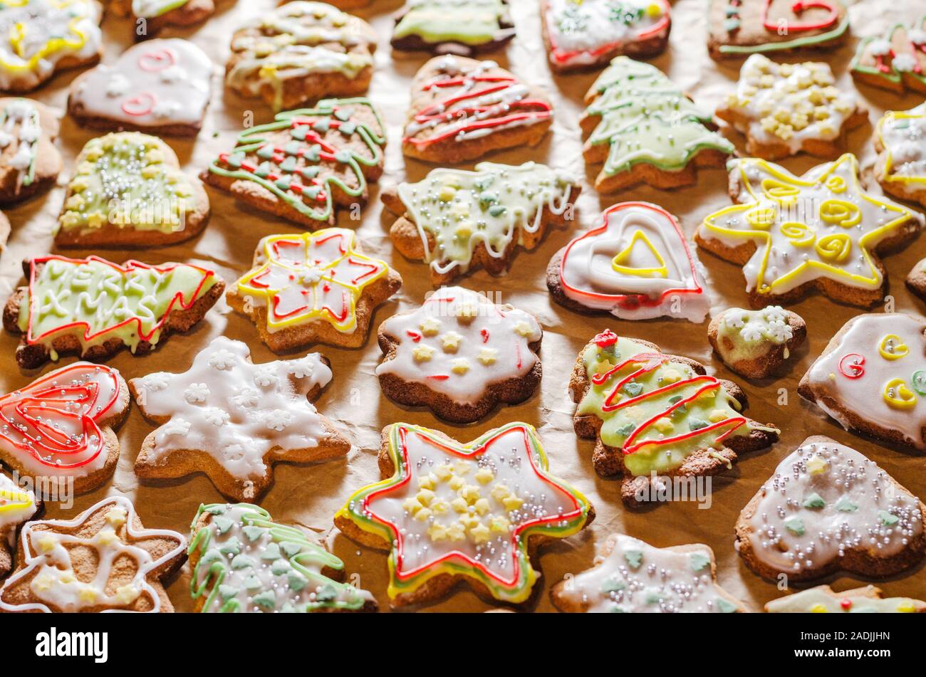Köstlichen handgemachten Pfefferkuchen auf grauem Papier Stockfoto