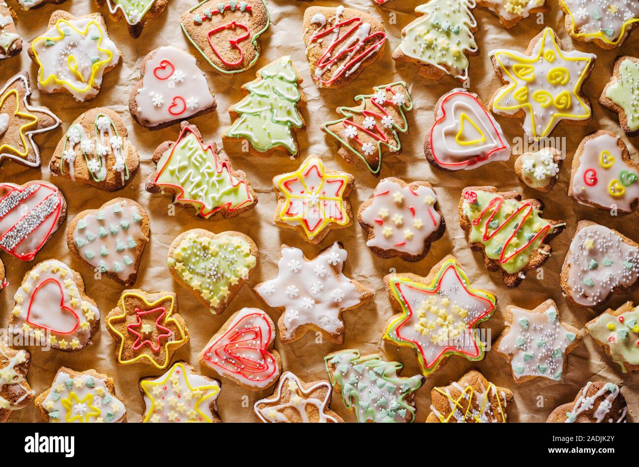 Köstlichen handgemachten Pfefferkuchen auf grauem Papier Stockfoto