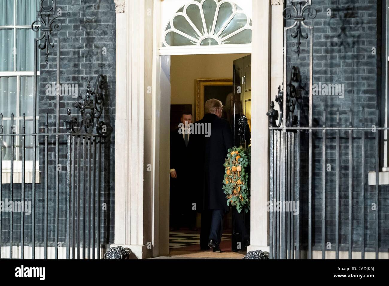 London, Vereinigtes Königreich. 03. Dezember 2019. Us-Präsident Donald Trump tritt Nr. 10 Downing Street, vor einem Empfang zum 70. Jahrestag des NATO-Bündnisses am 3. Dezember 2019 in London, Vereinigtes Königreich. Quelle: Andrea Hanks/Planetpix/Alamy leben Nachrichten Stockfoto