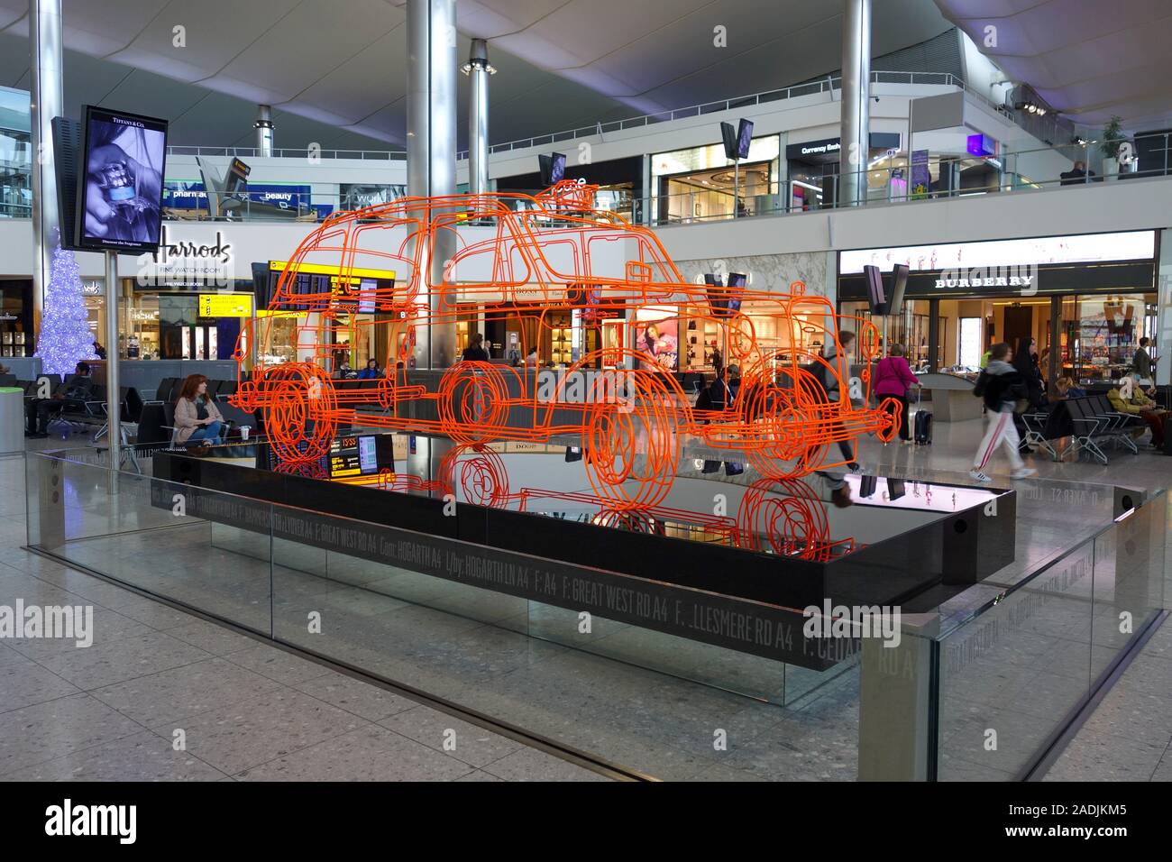 Ein Draht Skulptur namens London Taxi eines Black Cab oder typischen Londoner Taxi von Benedikt Radcliffe im Terminal 2 am Londoner Flughafen Heathrow, London, England, Großbritannien Stockfoto Ein Draht Skulptur namens London Taxi eines Black Cab oder typischen Londoner Taxi von Benedikt Radcliffe im Terminal 2 am Londoner Flughafen Heathrow, London, England, Großbritannien Stockfoto