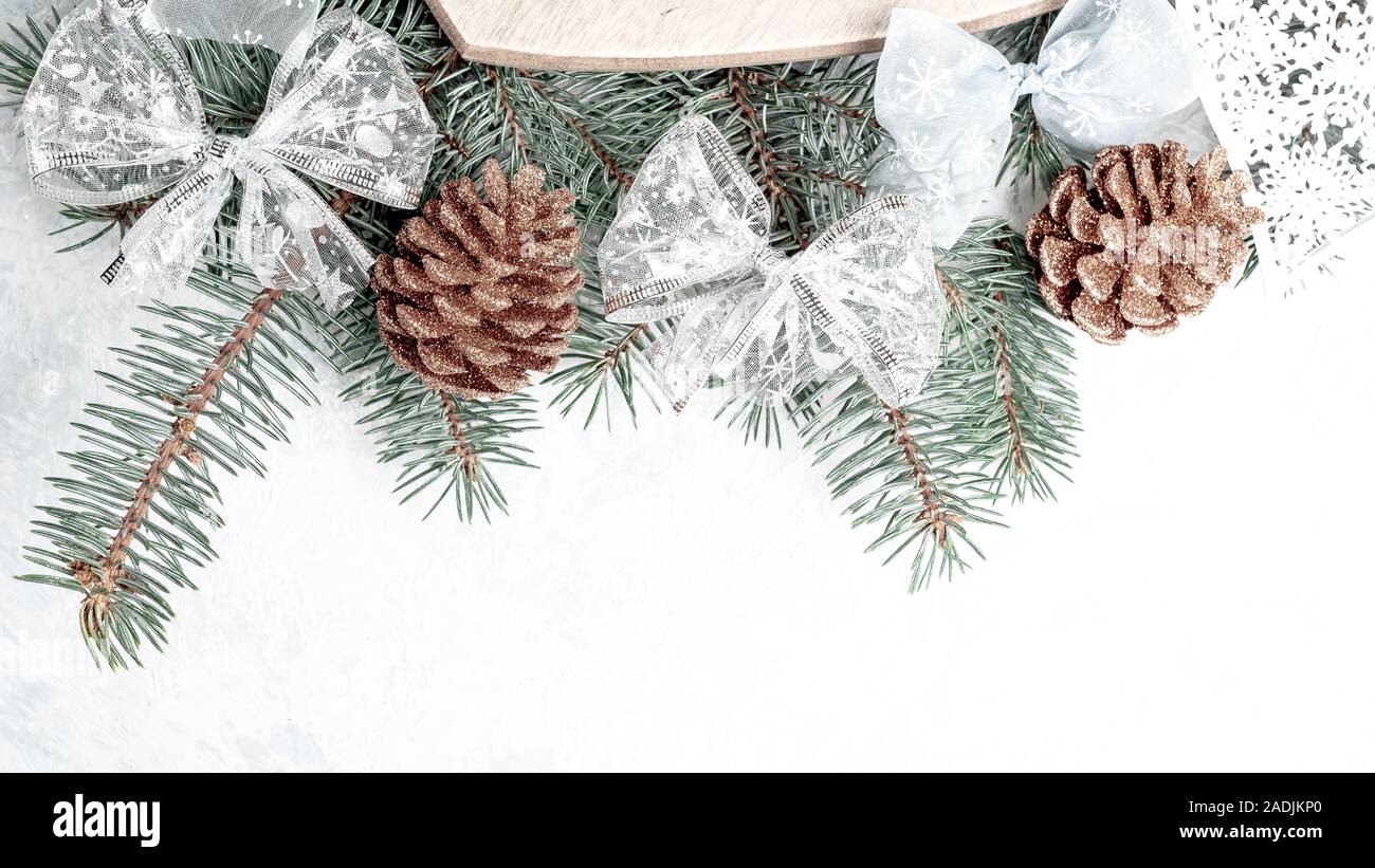 Weihnachten kreative Hintergrund Grenze, Farbe gold, Kegel, Niederlassungen Stockfoto