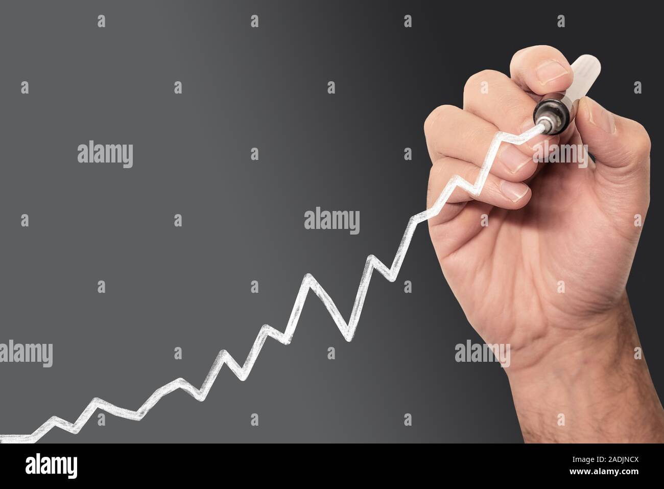 Hand Markierstift Zeichnung Wachstum graph auf transparenten Whiteboard, geschäftlichen Erfolg und finanzielle Wachstum Konzept Stockfoto