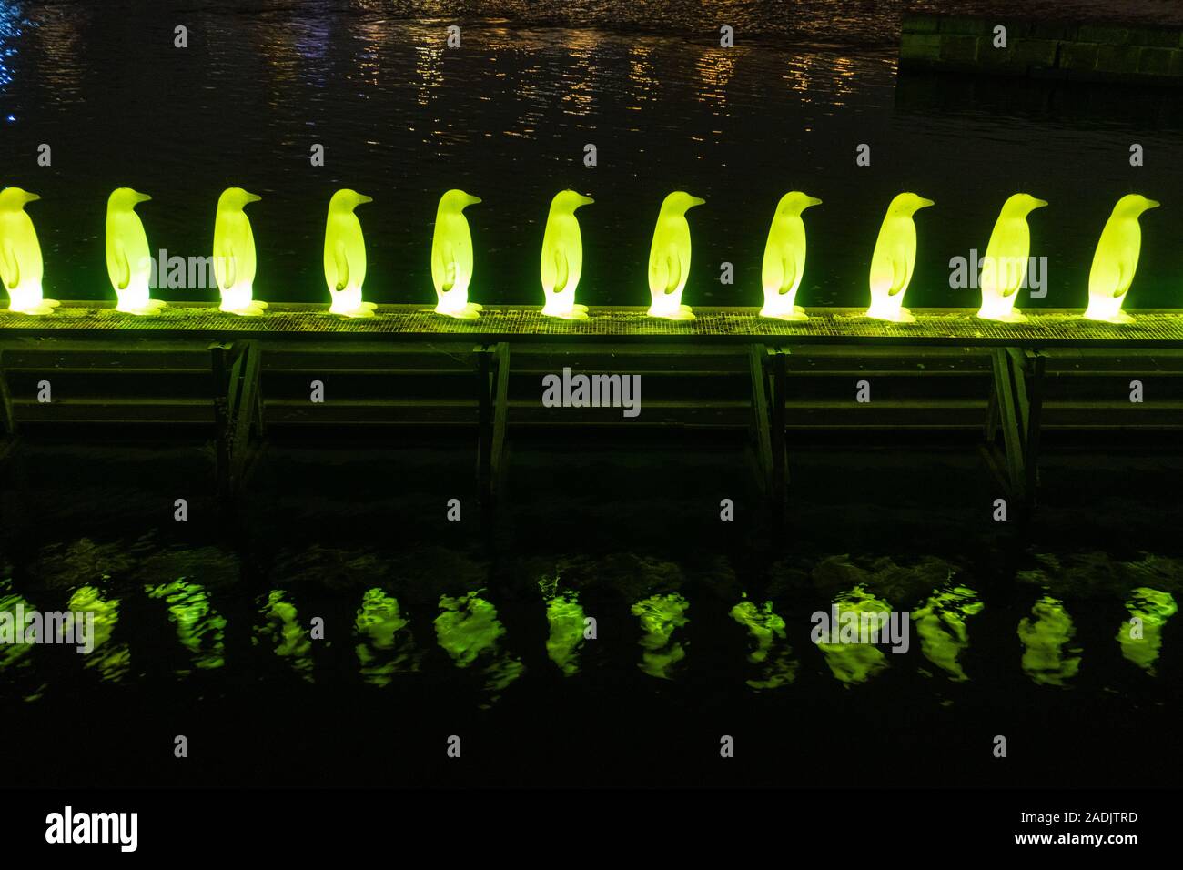 Moderne glühende Kunst Bau in Prag. Zitrone - Farbe roh der Pinguine im Wasser spiegeln in der Nacht Stockfoto