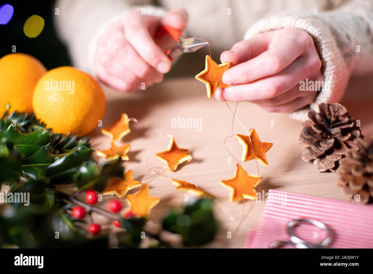 In der Nähe der Frau, die Umweltfreundliche Eco Weihnachtsschmuck von Orange Peel Stockfoto