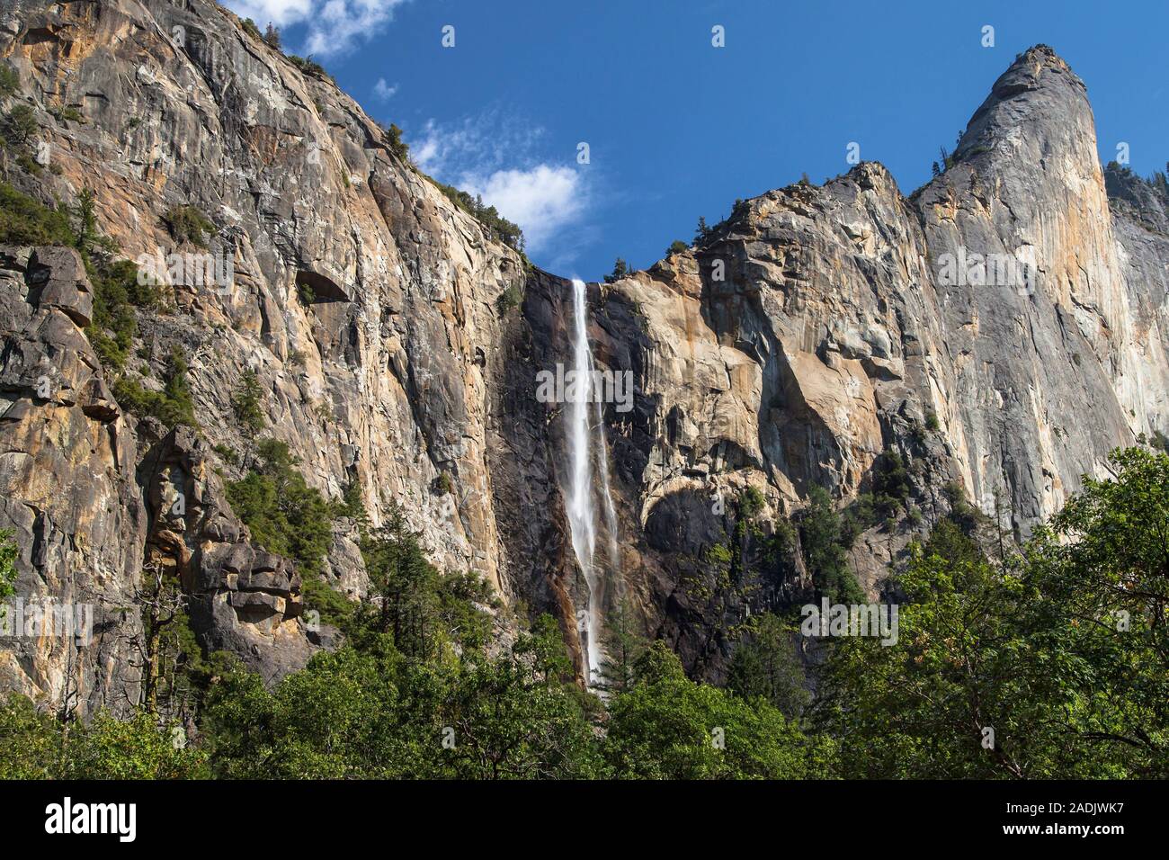 Bridalveil Fall und Schiefen Turm, Yosemite National Park, Kalifornien, USA. Stockfoto