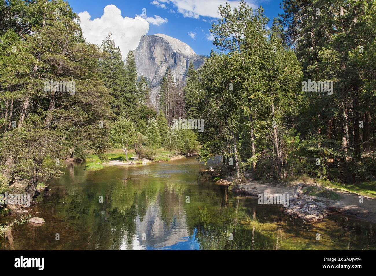 Merced River und Half Dome von Sentinel Bridge, Yosemite National Park, Kalifornien, USA. Stockfoto