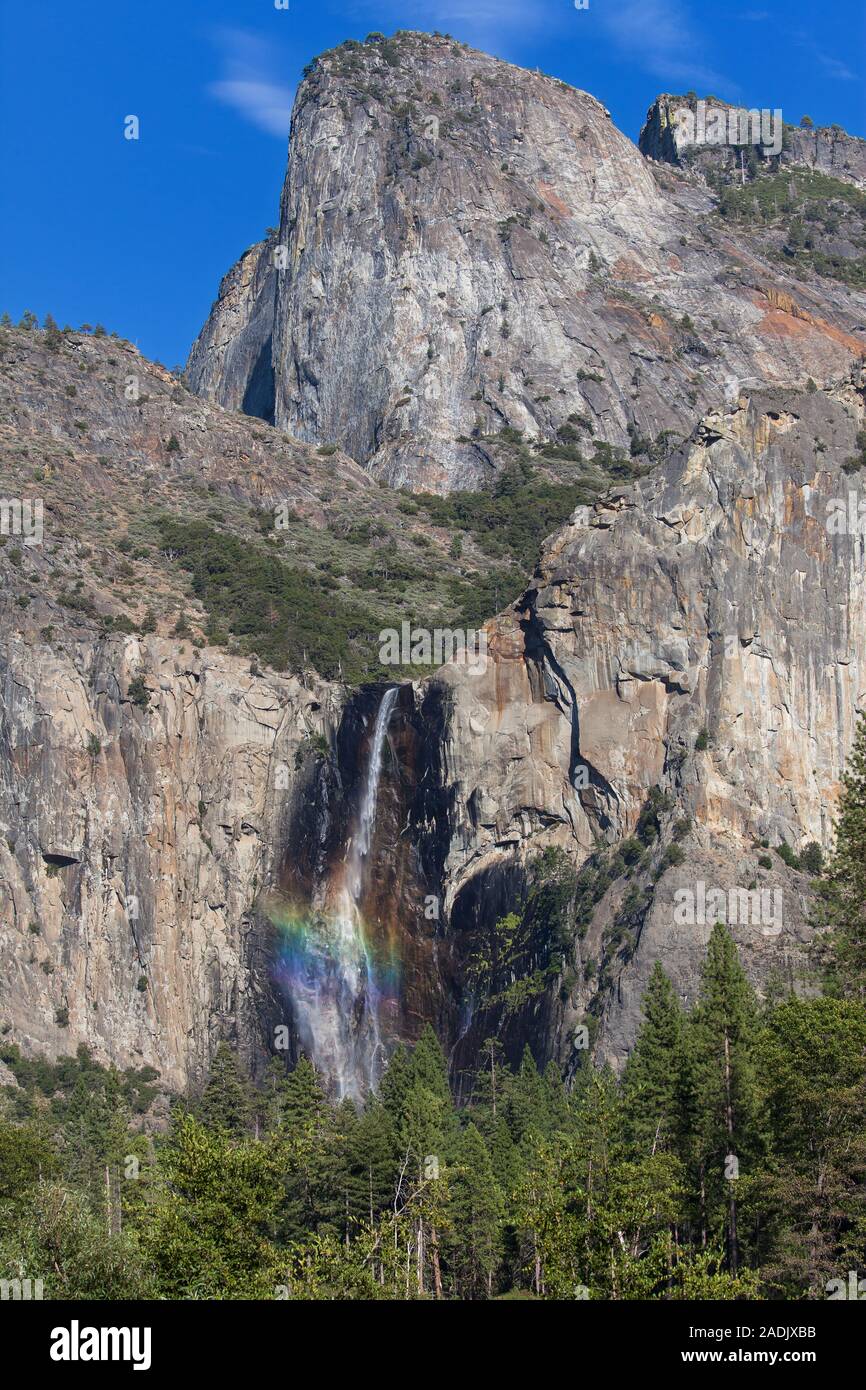 Mitte Cathedral Rock aus Valley View, Yosemite National Park, Kalifornien, USA. Stockfoto
