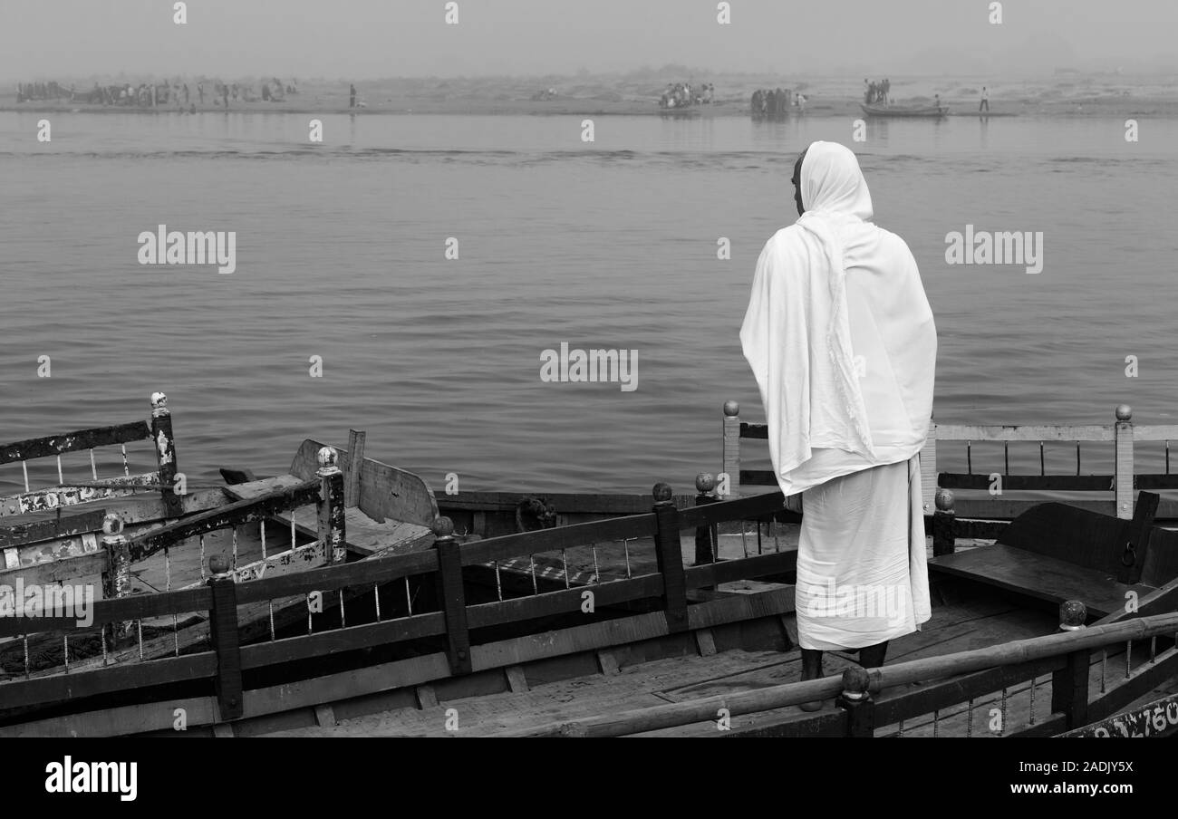 Hinduistische Pilger blickt in der Meditation über die Heilige Jamuna Flusses als dawn Breaks am 13. November 2019 in Vrindavan, Uttar Pradesh, Indien. Stockfoto