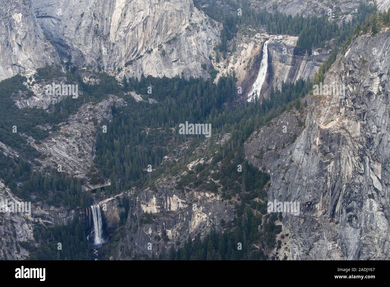Vernal und Nevada Falls von Washburn Point, Yosemite National Park, Kalifornien, USA. Stockfoto