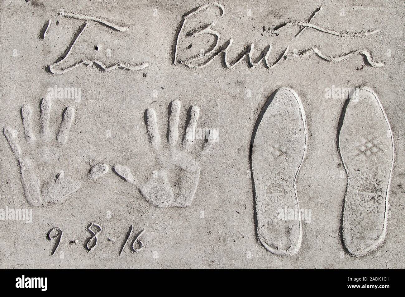 Los Angeles, Kalifornien - September 06, 2019: Hand- und Fußabdrücke von Regisseur Tim Burton in der Grauman Chinese Theater Vorplatz, Hollywood. Stockfoto