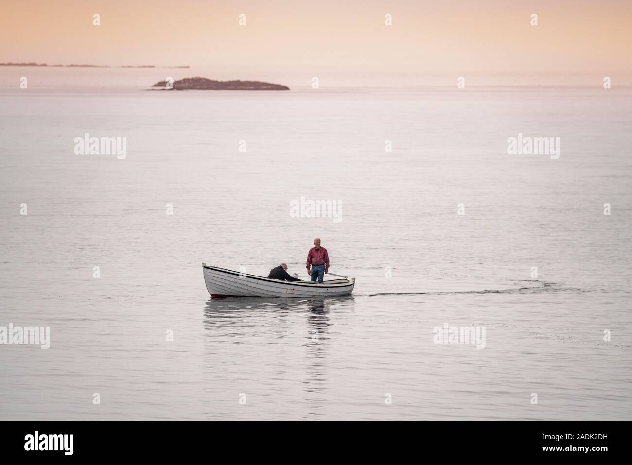 Männer, die in einem Ruderboot, Insel Flatey in Breidafjördur, Westfjorde, Island Stockfoto