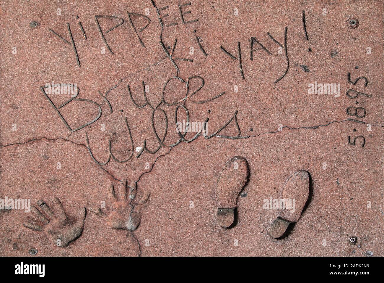 Los Angeles, Kalifornien - September 07, 2019: Hand- und Fußabdrücke von Schauspieler Bruce Willis in der Grauman Chinese Theater Vorplatz, Hollywood. Stockfoto