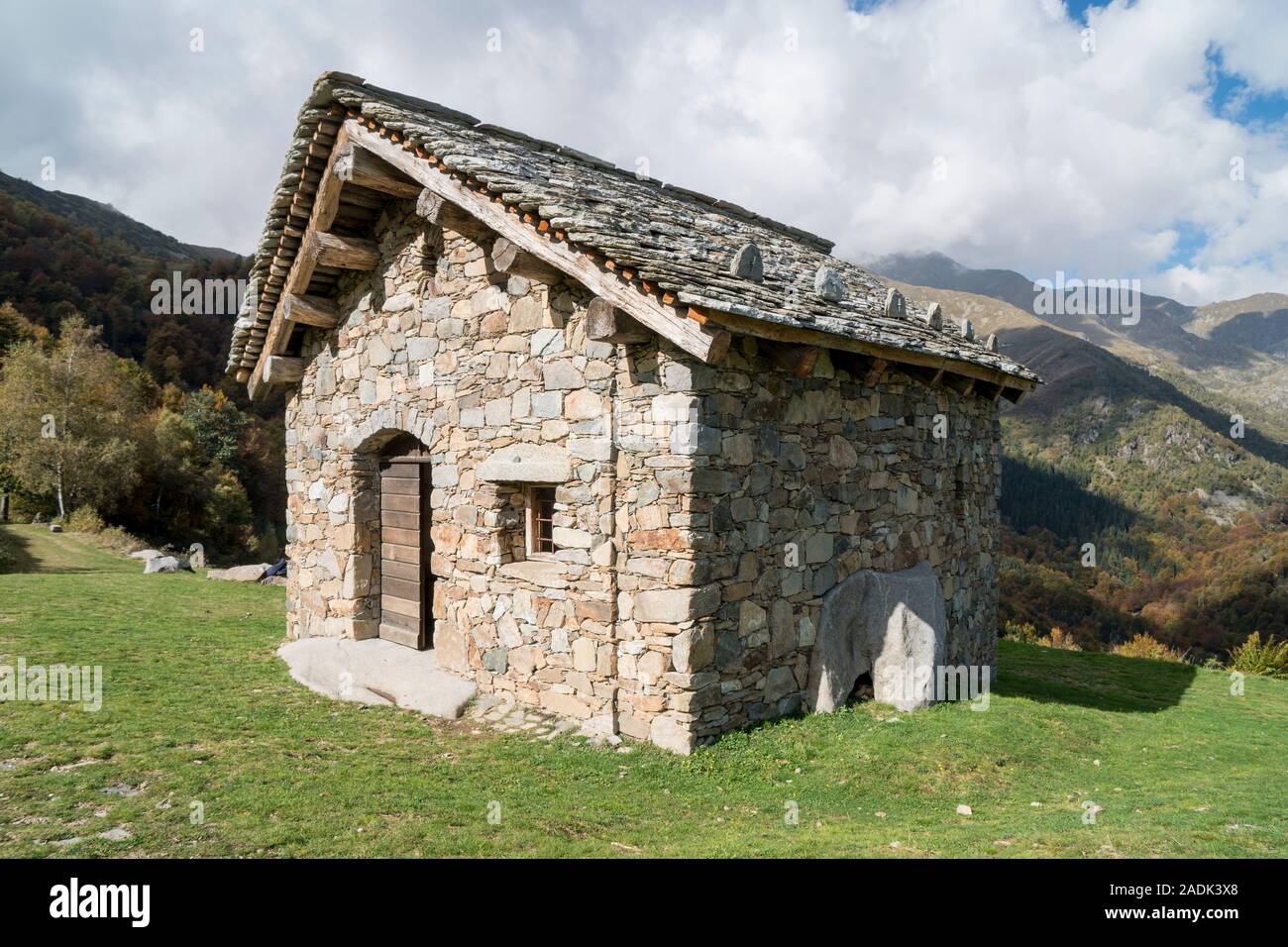 Kleinen antiken Stein Haus in den Bergen Stockfoto