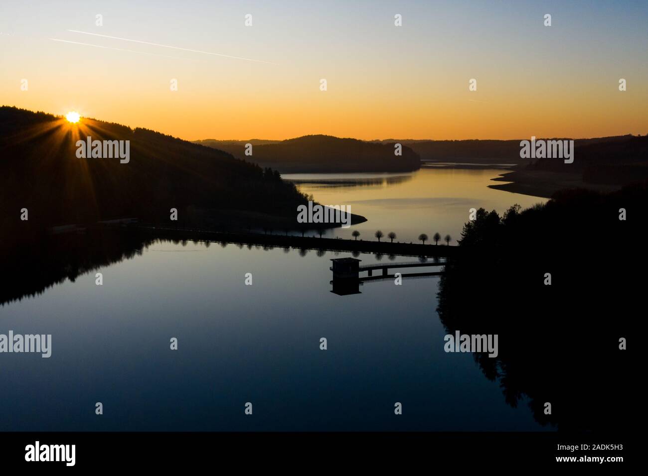 Wermelskirchen, Deutschland. 04 Dez, 2019. Die Sonne hinter dem großen dhünntal Dam (Luftbild mit Drone). Credit: Marcel Kusch/dpa/Alamy leben Nachrichten Stockfoto