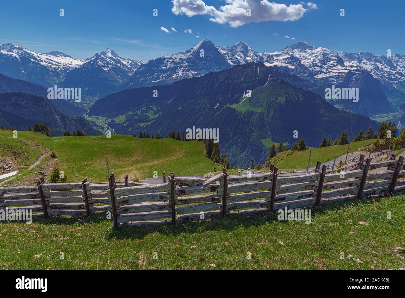 Berge in den Schweizer Alpen mit einem Zaun im Vordergrund Stockfotografie  - Alamy