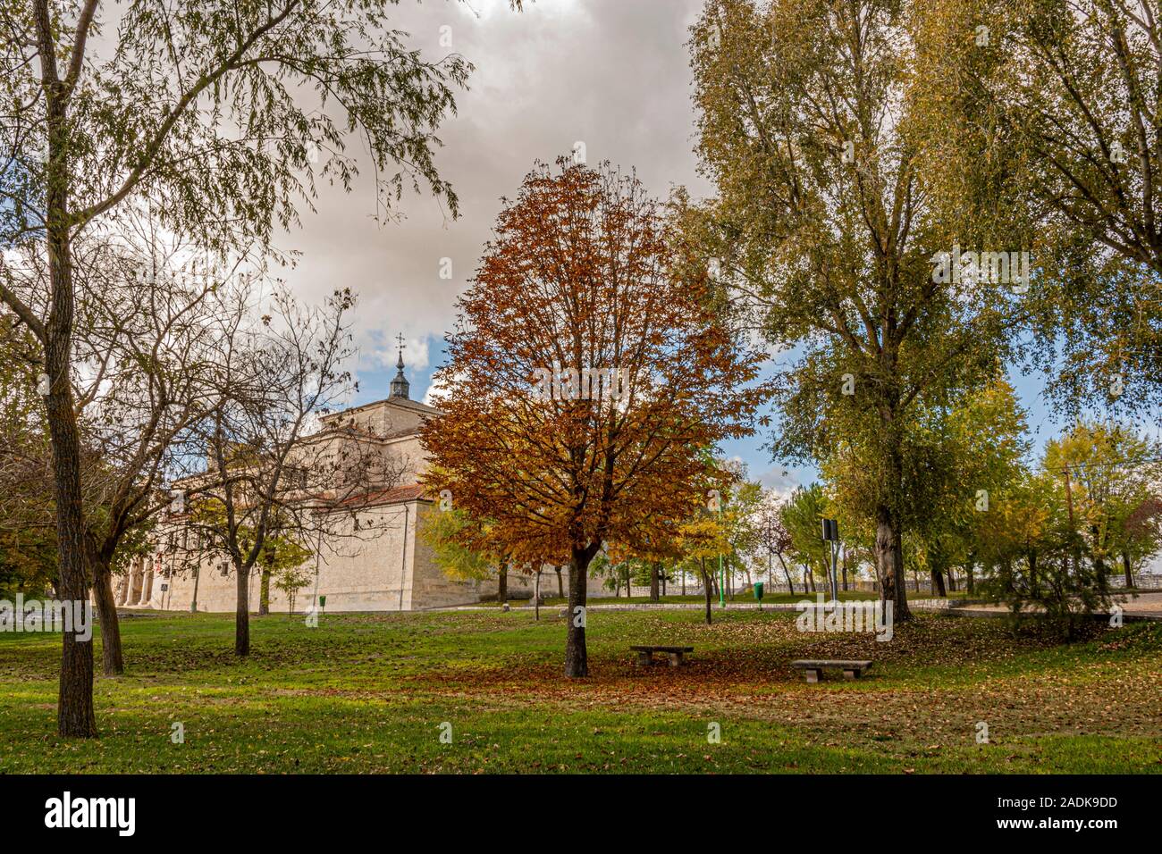 Park auf einen Herbst Tag und im Hintergrund sehen Sie die Wallfahrtskirche Unserer Lieben Frau der henar. Cuellar. segovia Castilla und Leon. España Stockfoto