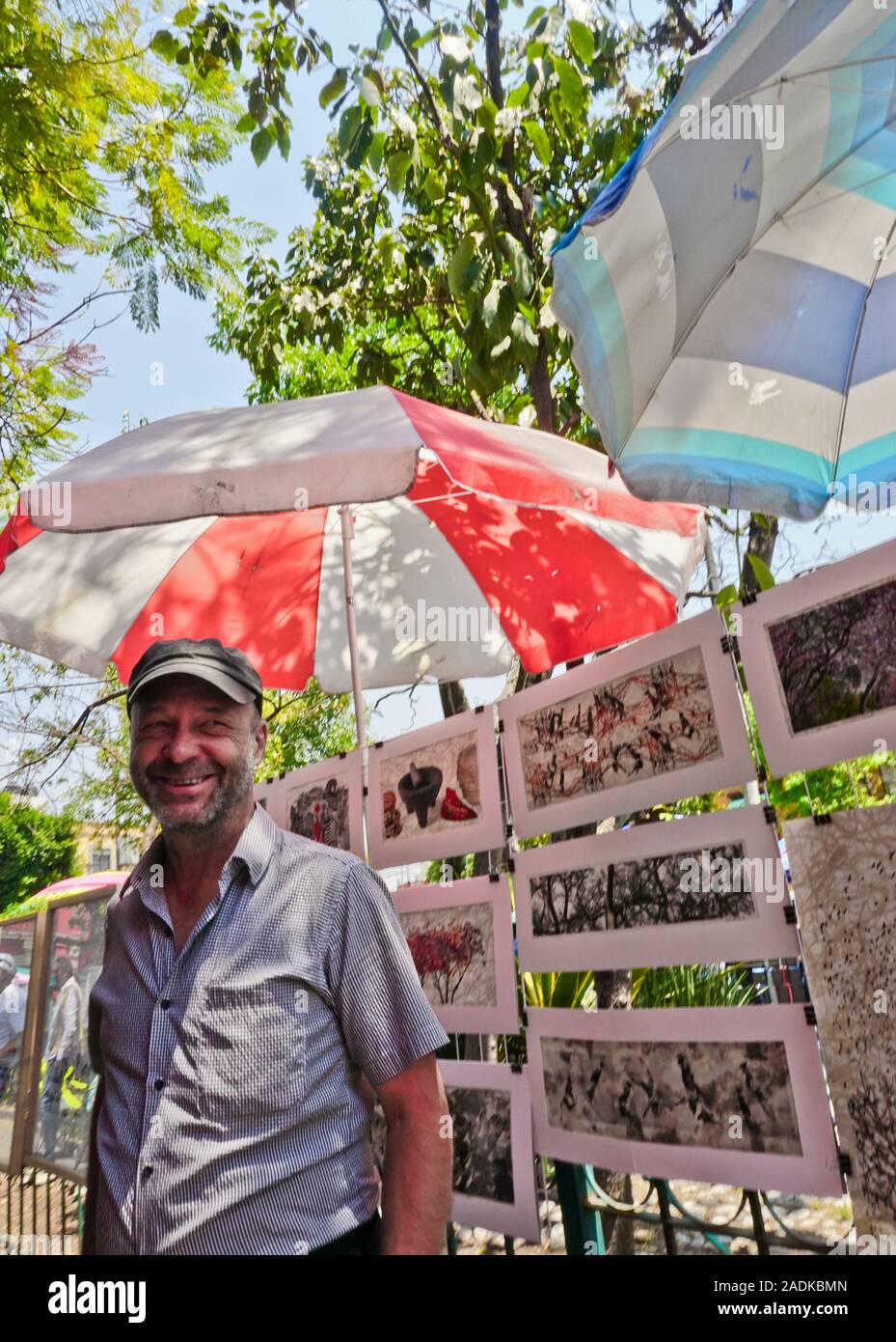 Kunst verkauft in der Plaza San Jacinto im San Angel Nachbarschaft von Mexiko City, Mexiko. Fotograf Carlos Avilés Fotos auf amate Rinde Papier gedruckt. Stockfoto