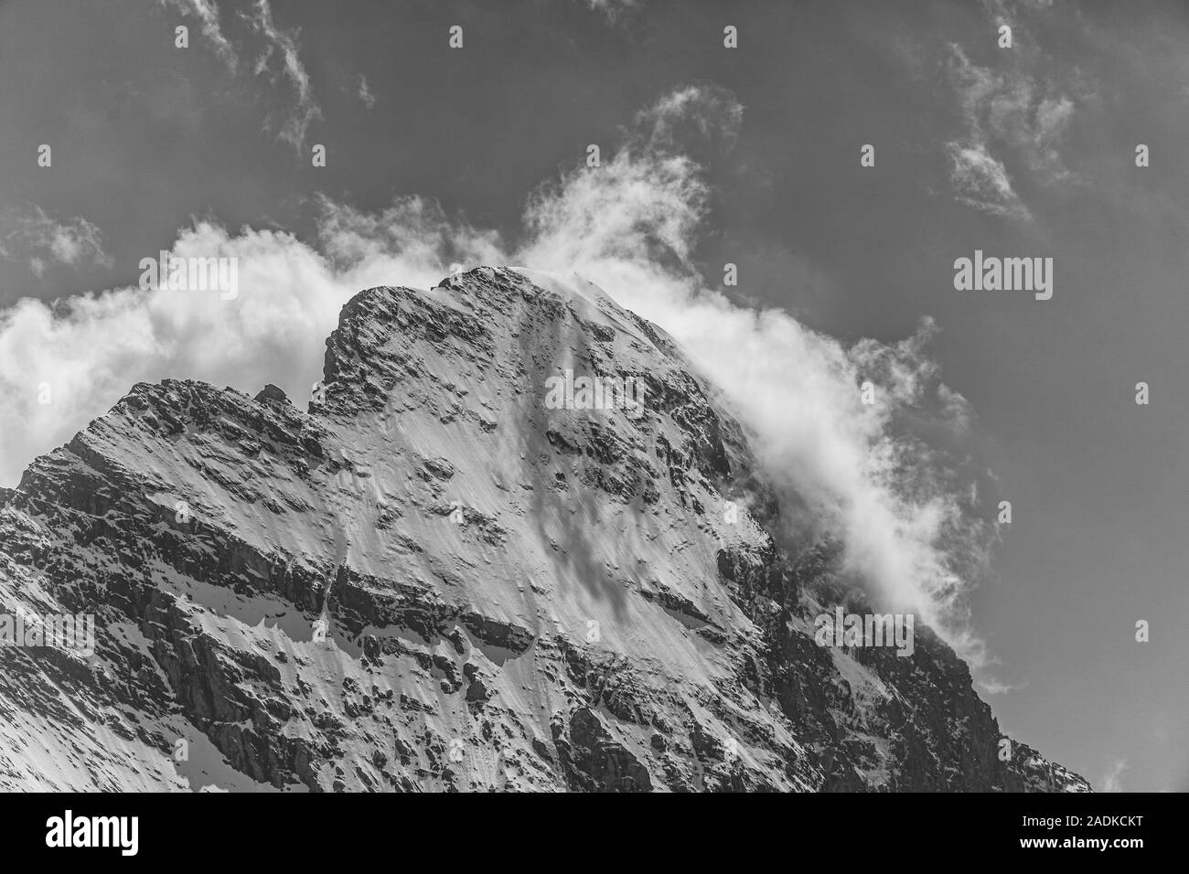 Oben auf den Bergen, in den Schweizer Alpen mit Wolken im Himmel Stockfoto