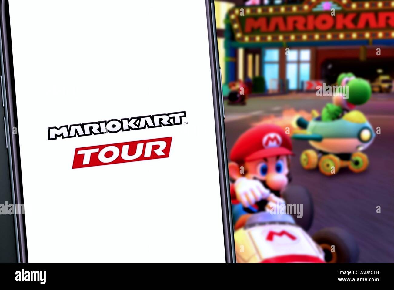 Smart Phone mit dem Mario Kart TOUR logo, ist ein beliebtes Spiel für Telefone. Usa, Kanada, 4. Dezember 2019 Stockfoto