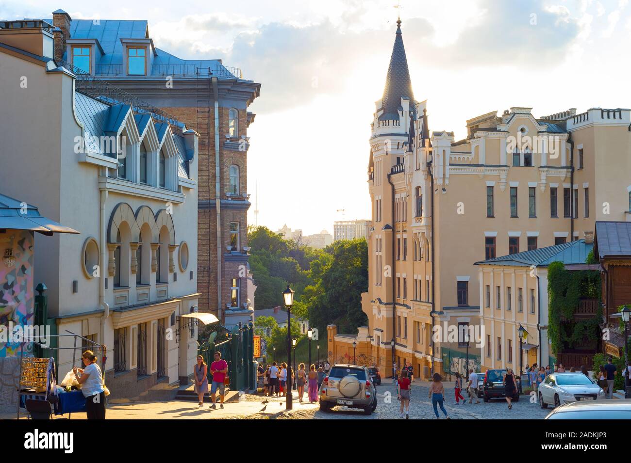 Kiew, Ukraine - Juni 19, 2019: die Menschen gehen auf und ab der berühmten Andrejewski Abstieg in Kiew, Ukrane. Andrejewski Abstieg ist der berühmte touristische dest Stockfoto