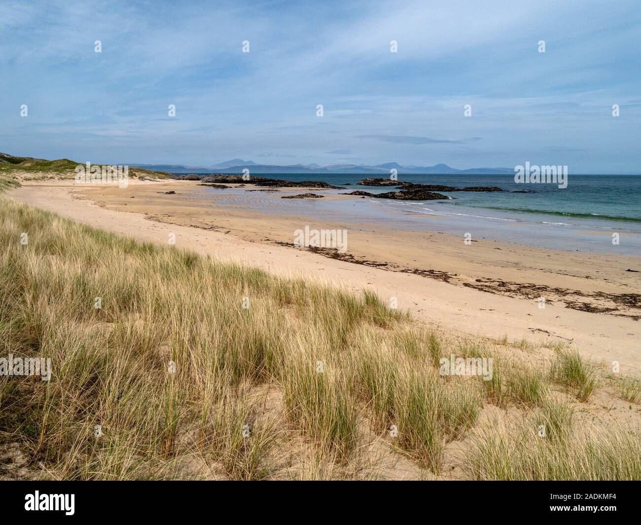 Marram Gras und einsame Sandstrände von Balnahard Strand, Insel Colonsay in der Inneren Hebriden, mit Inseln der Äußeren Hebriden am Horizont, Schottland, Großbritannien Stockfoto