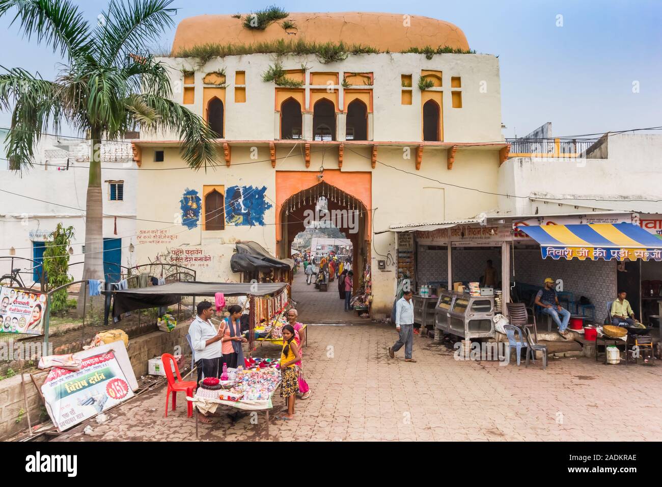Bunte Stadt Tor auf dem Marktplatz von Orchha, Indien Stockfoto