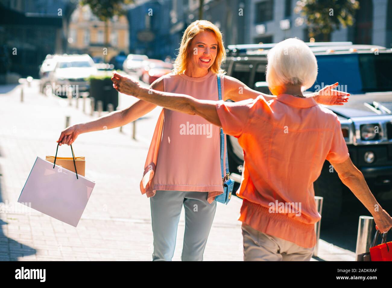 Frau und ihre Mutter treffen in der Straße Foto Stockfoto