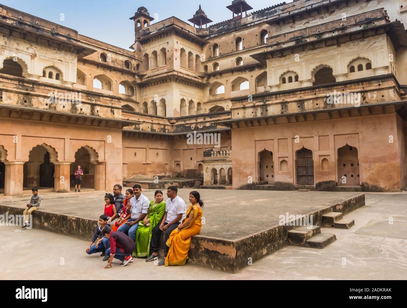 Bunte Familie im Innenhof der Festung in Orchha, Indien posing Stockfoto