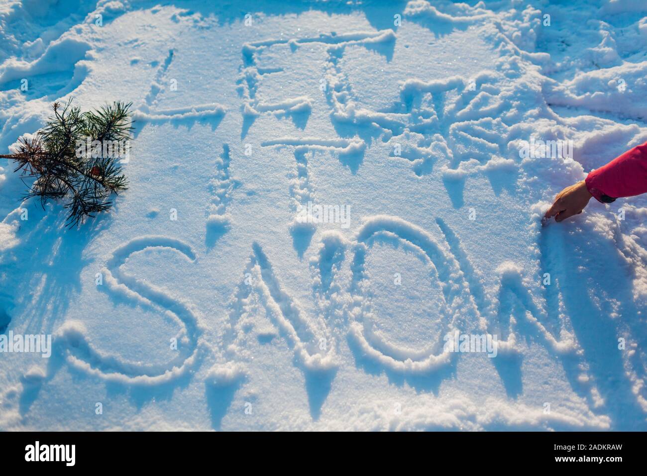 Lassen Sie es schneien Schreiben auf frischen Schnee von Frau draußen gemacht. Winter frostige Wetter Stockfoto
