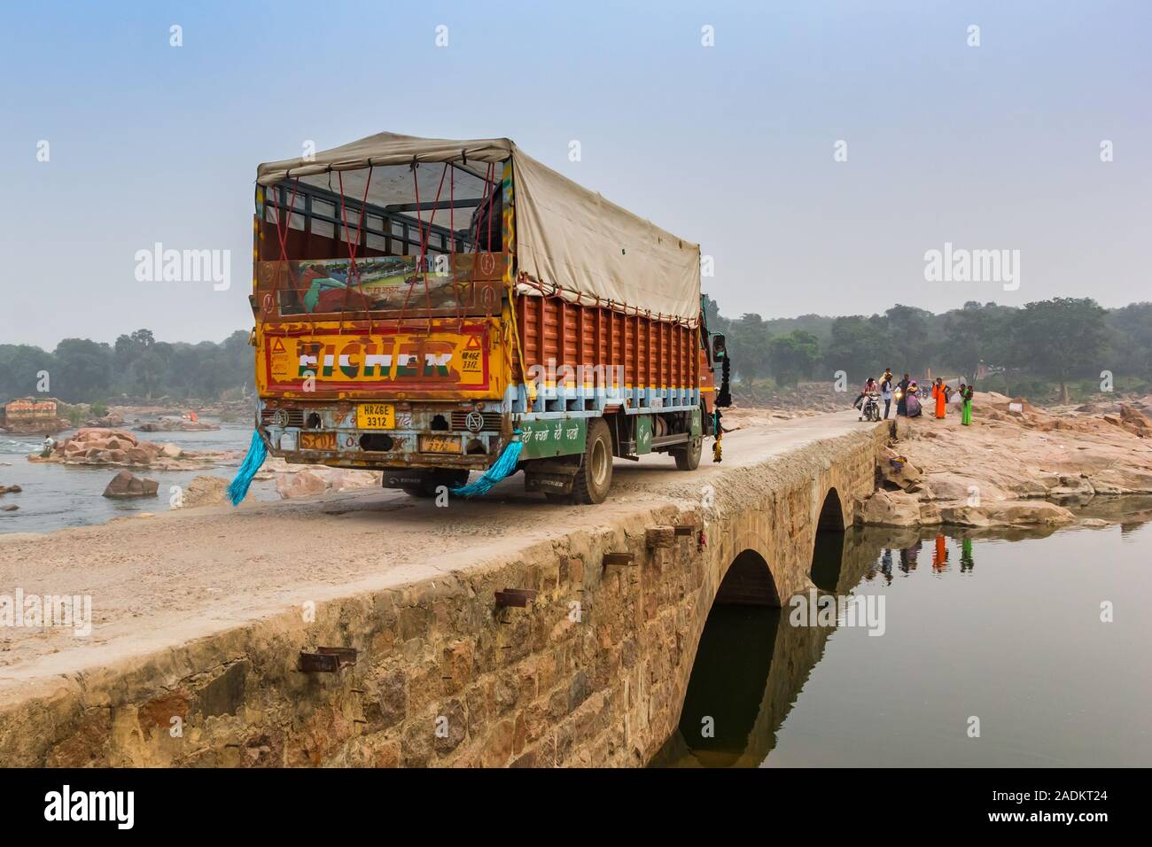 Bunte Lkw über die Brücke in Orchha, Indien, Stockfoto