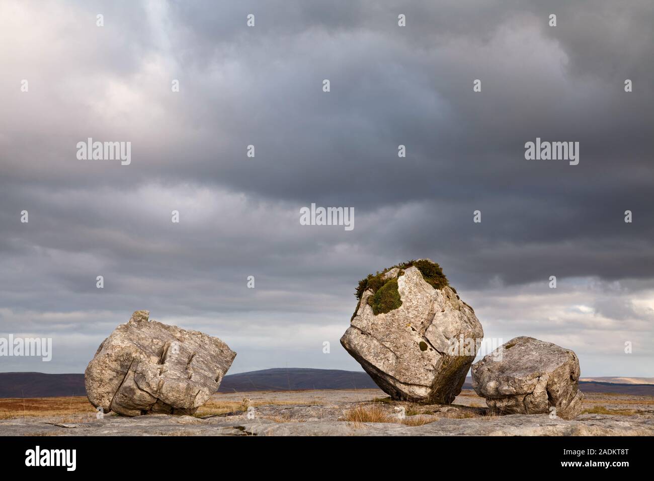 Kalkstein Findlinge auf Skalen, Moor, in den Yorkshire Dales, Großbritannien Stockfoto