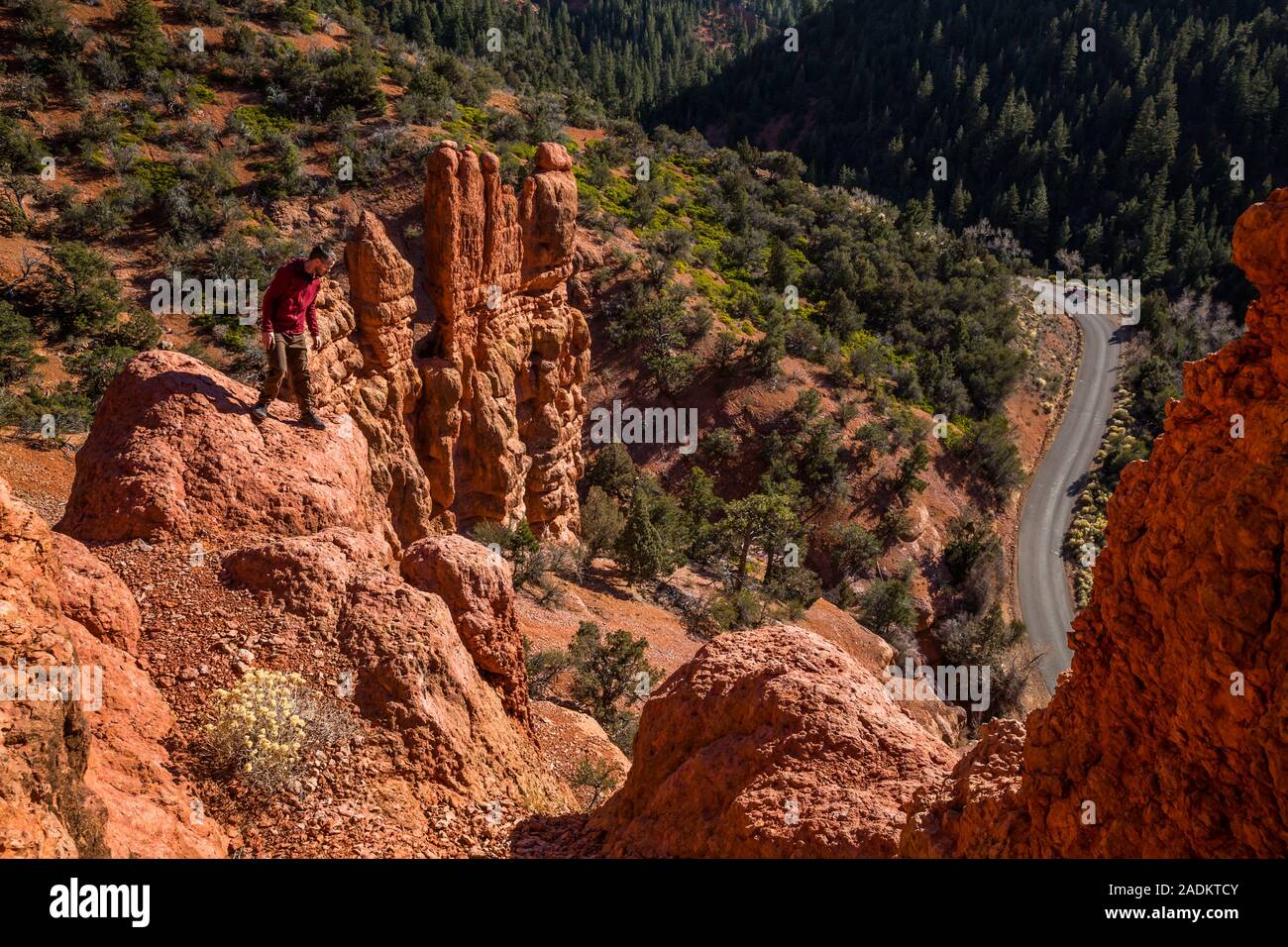 Man down über gefährliche Klippe unter roten Felstürme des südlichen Utah in der Nähe von Saint George. Stockfoto
