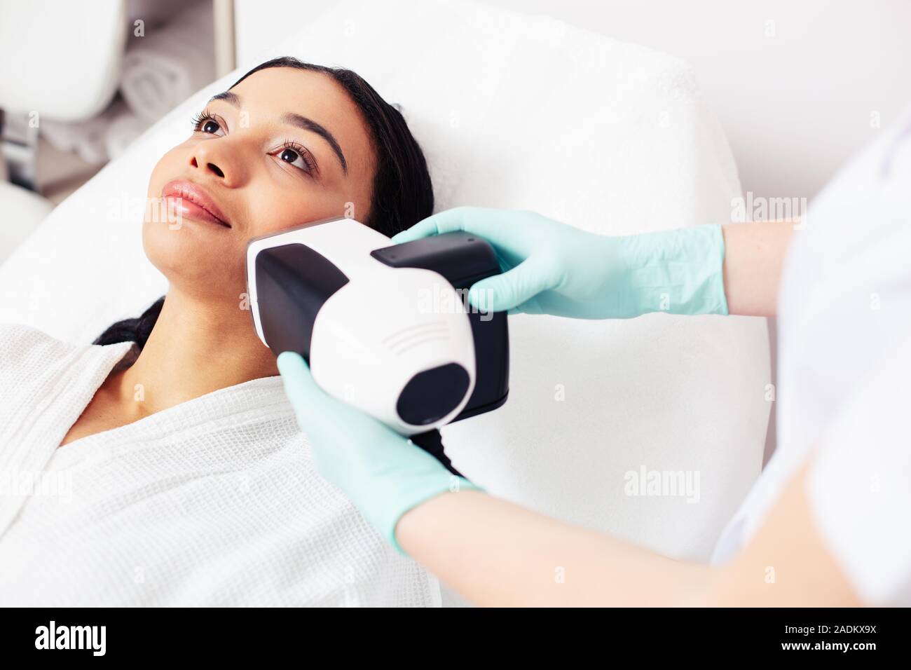 Angesicht der Ruhe Frau mit Hautanalyse Kamera in der Nähe von Es Stockfoto