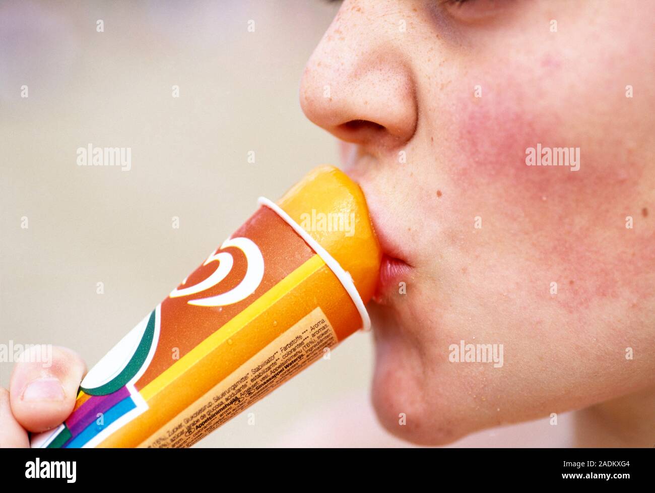 Essen Eis am Stiel. Teenager essen ein Eis am Stiel. Stockfoto