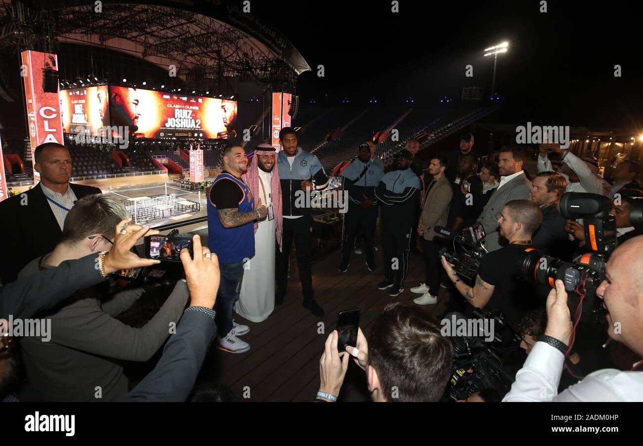Andy Ruiz Jr (links), Prince Abdulaziz Al Saud (Mitte) und Anthony Josua als Vorbereitung auf die diriyah Arena in Riad, Saudi-Arabien. Stockfoto