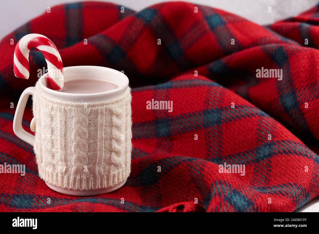 Weihnachten Winter Cup mit heißer Schokolade und Candy Cane auf Wolle plaid Decke, urlaub Konzept Stockfoto