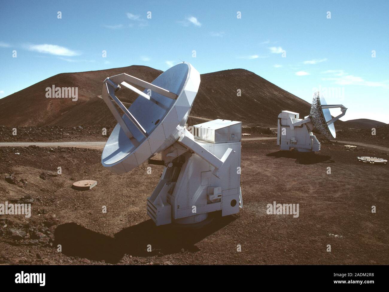 Submillimeter Array Hawaii SubMillimeter Array (SMA) Teleskope. Zwei der acht SMA-Teleskopen auf ...