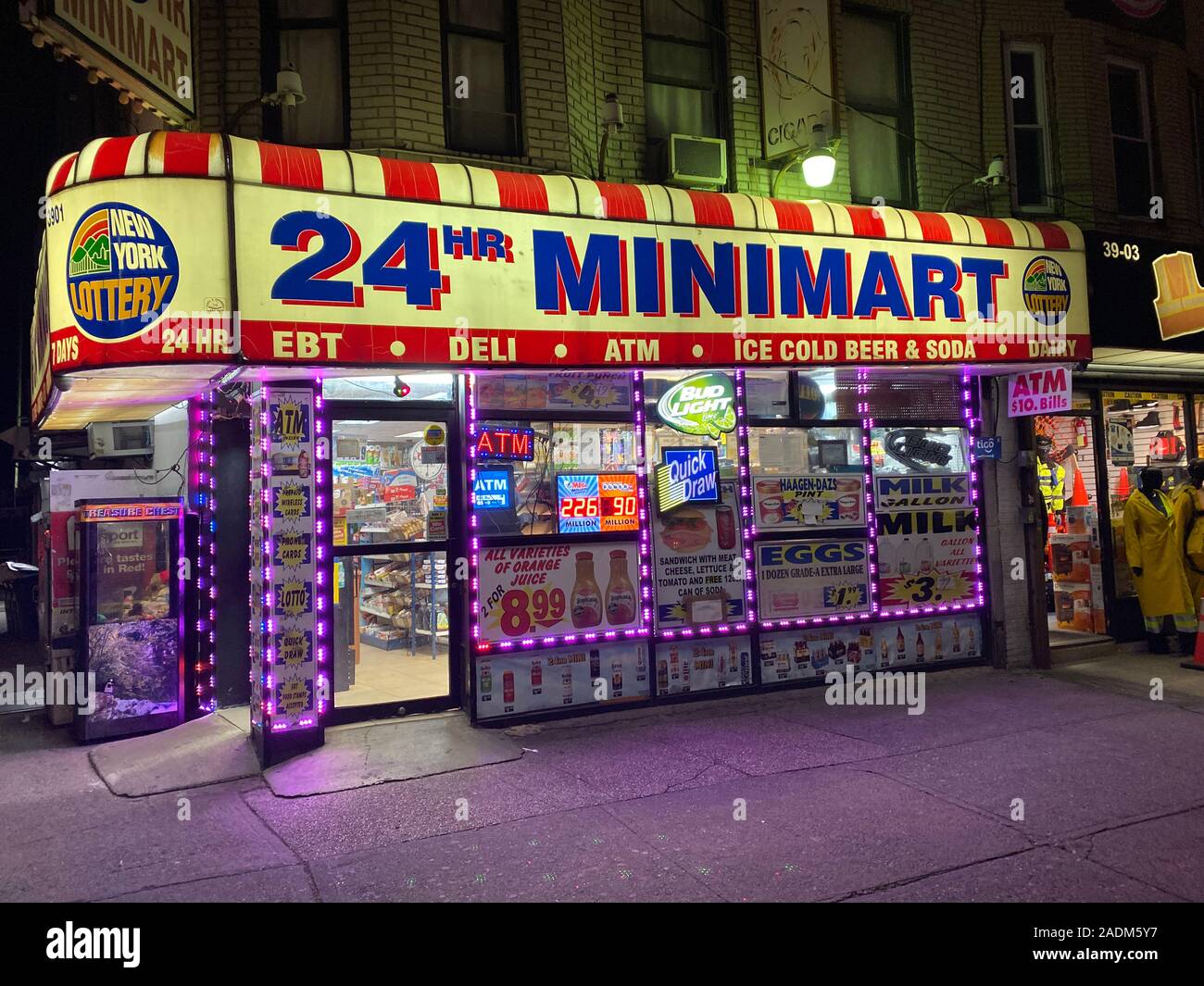 24 Stunden Minimarkt bodega Typ Lebensmittelgeschäft auf Fort Hamilton Parkway an der 39. Straße in der Borough Park, Brooklyn, New York. Stockfoto