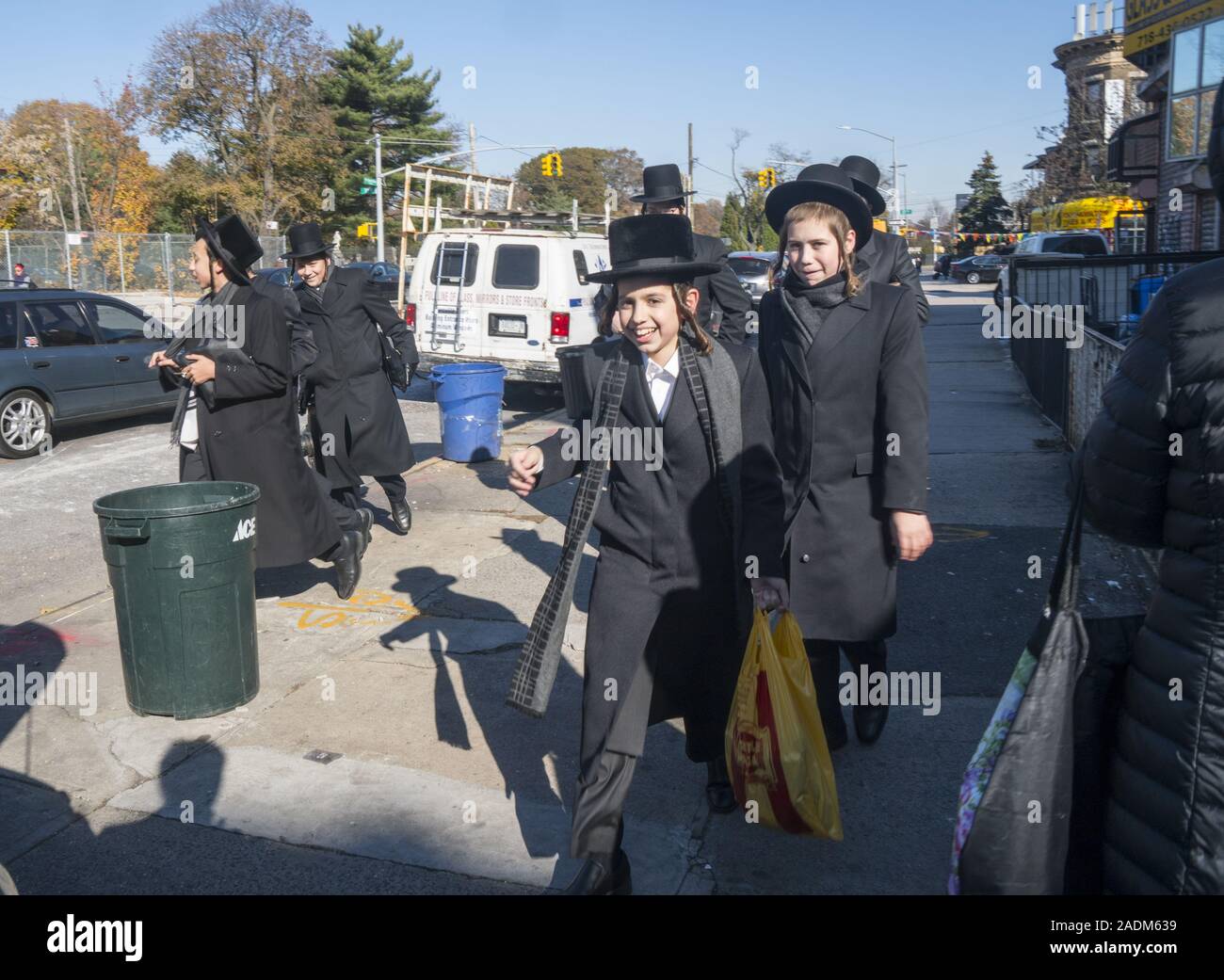 Orthodoxen jüdischen Jungen gekleidet in ihren persönlichen "Uniformen" auf der Straße nach der Schule im Borough Park, einer orthodoxen jüdischen Viertel in Brooklyn, New York. Stockfoto