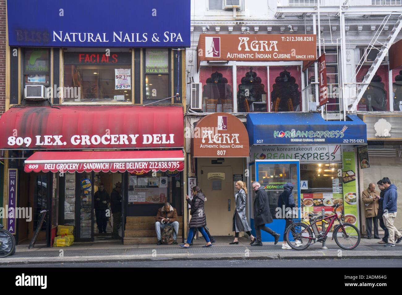 Geschäfte und Läden entlang der Lexington Avenue auf der East Side der Midtown im Lenox Hill Viertel von Manhattan, New York City. Stockfoto