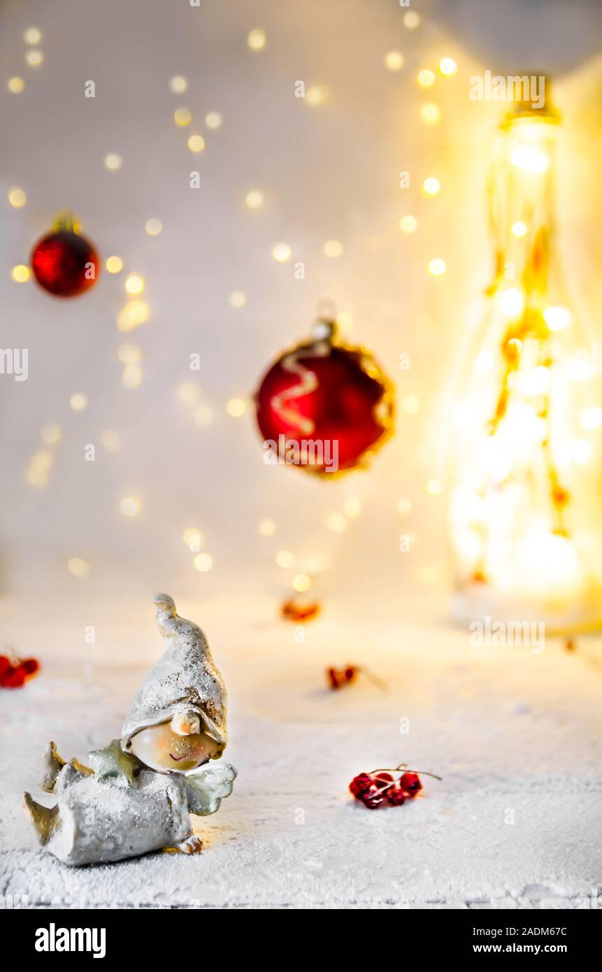 Weihnachten. Silvester. Engel auf dem Hintergrund der Weihnachtsbäume, Girlanden Stockfoto