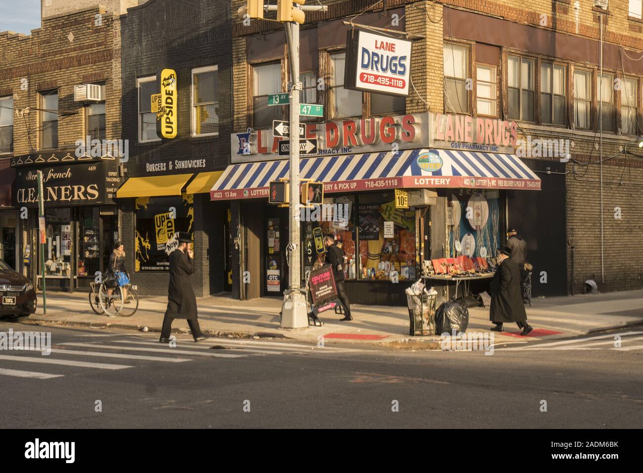 Ecke des 13. Avenue und der 47. Straße in der Borough Park, Brooklyn, New York. 13 Avenue ist die wichtigste Geschäftsstraße in der Nachbarschaft, die für die orthodoxen jüdischen Bevölkerung bekannt ist. Stockfoto