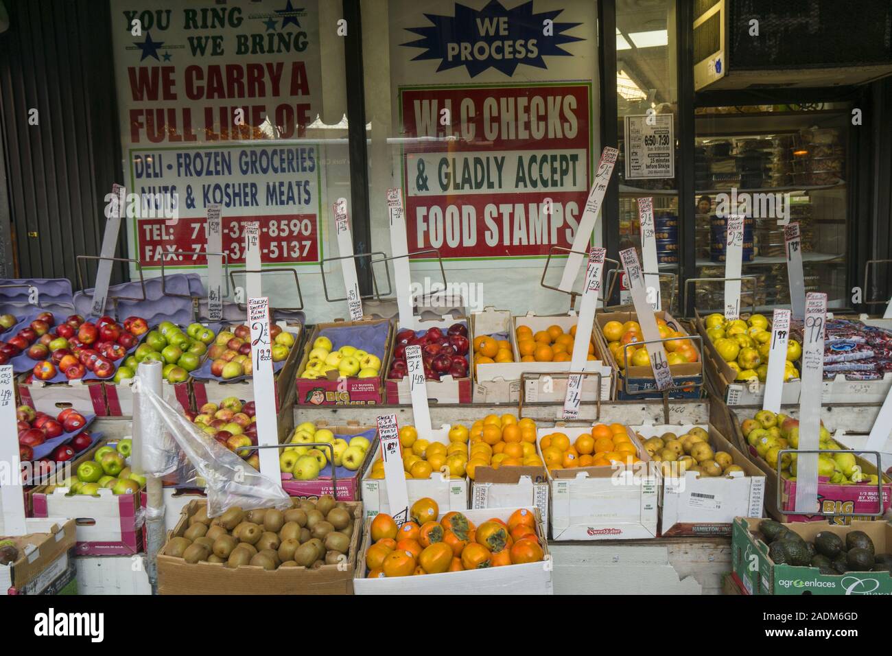 Markt wirbt, dass er akzeptiert die Lebensmittelmarken und WIC überprüft. Kings Highway, Brooklyn, New York. Stockfoto