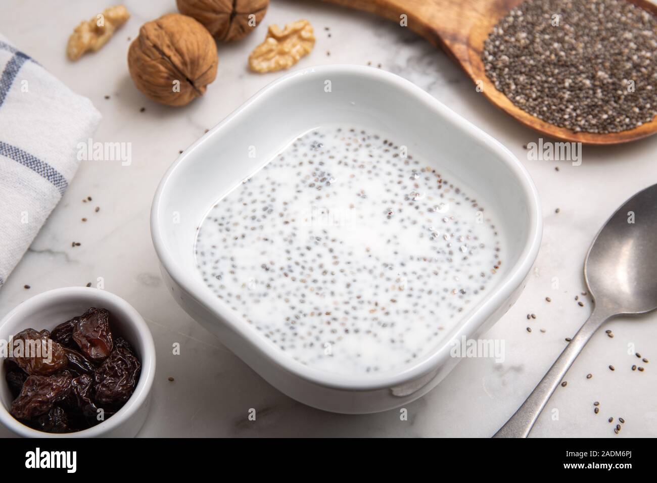 Chia Pudding auf Marmor tisch. Super Essen. Ansicht von oben Stockfoto