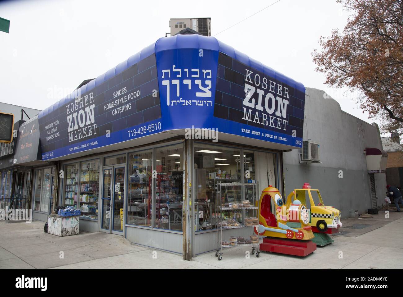 13 Avenue im Borough Park Brooklyn ist überwiegend eine orthodoxe jüdische Viertel mit vielen Zeichen im Hebräischen sowie in Englisch. Stockfoto