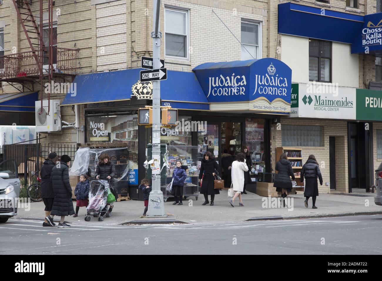 13 Avenue im Borough Park Brooklyn ist überwiegend eine orthodoxe jüdische Viertel mit vielen Zeichen im Hebräischen sowie in Englisch. Stockfoto